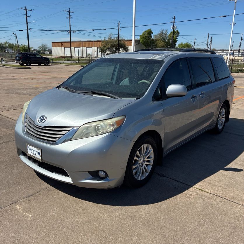 2011 TOYOTA Sienna