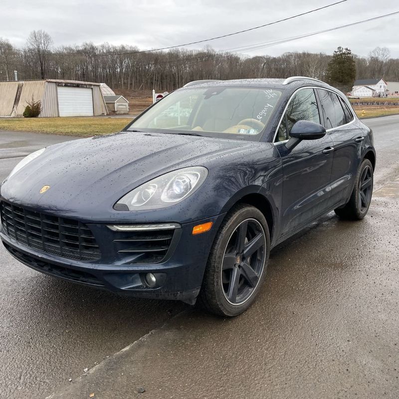 2017 PORSCHE Macan