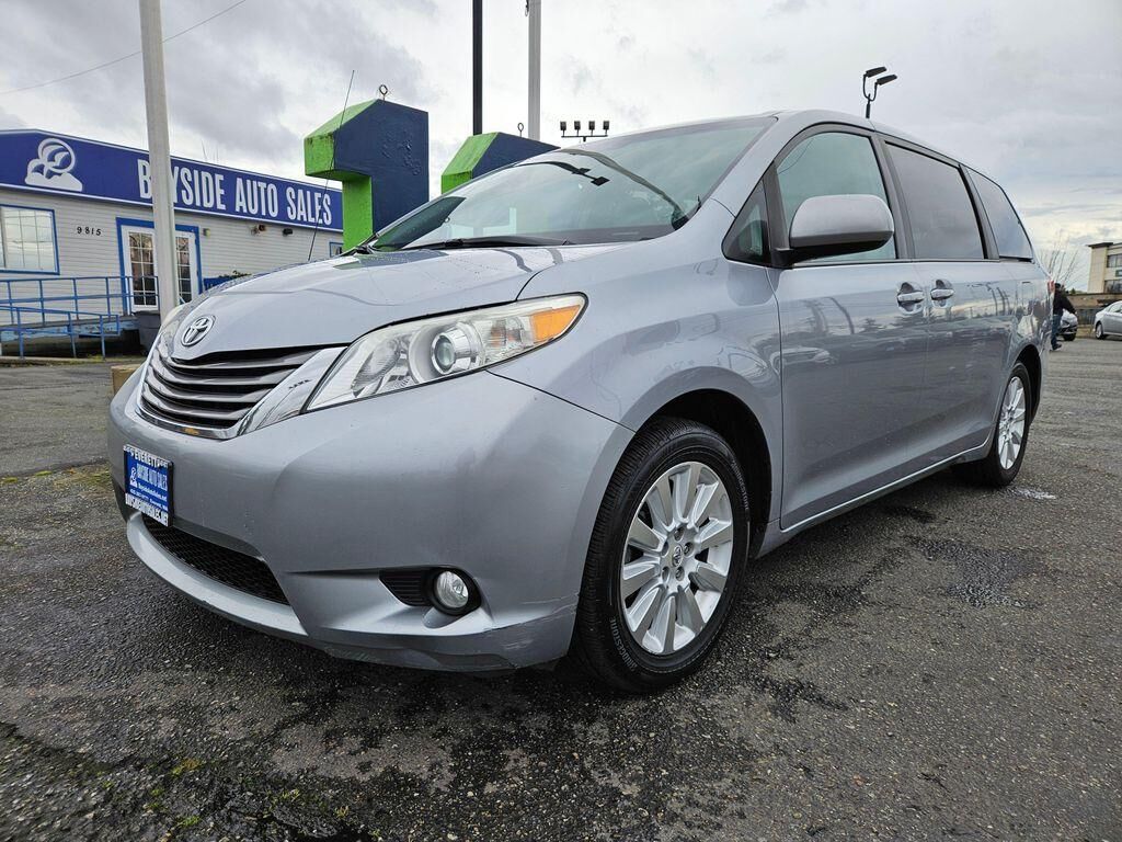 2011 TOYOTA Sienna