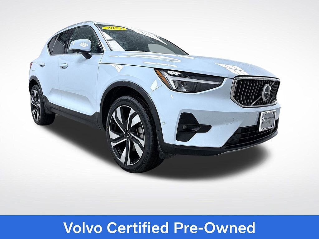 2024 VOLVO XC40