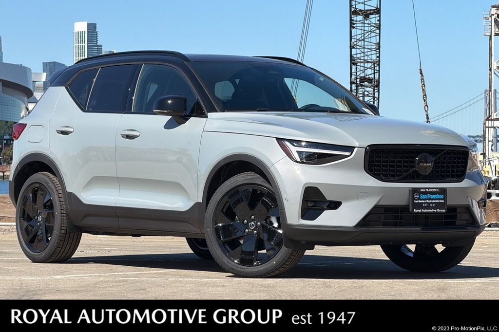 2026 VOLVO XC40
