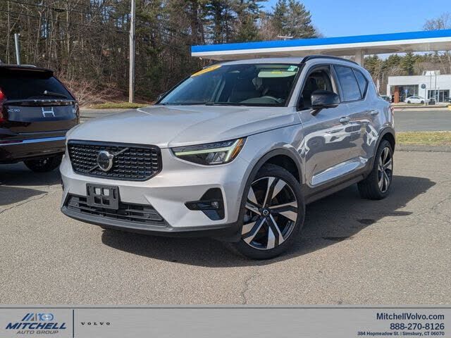 2023 VOLVO XC40