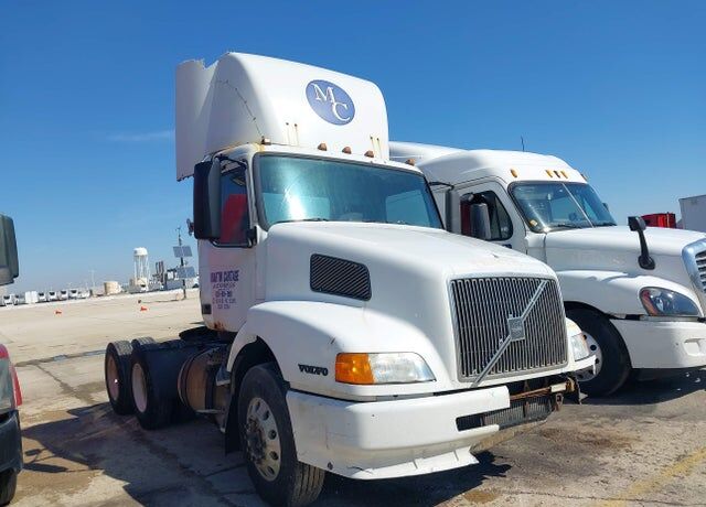 2001 VOLVO TRUCK VNL