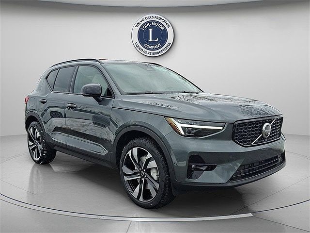 2026 VOLVO XC40