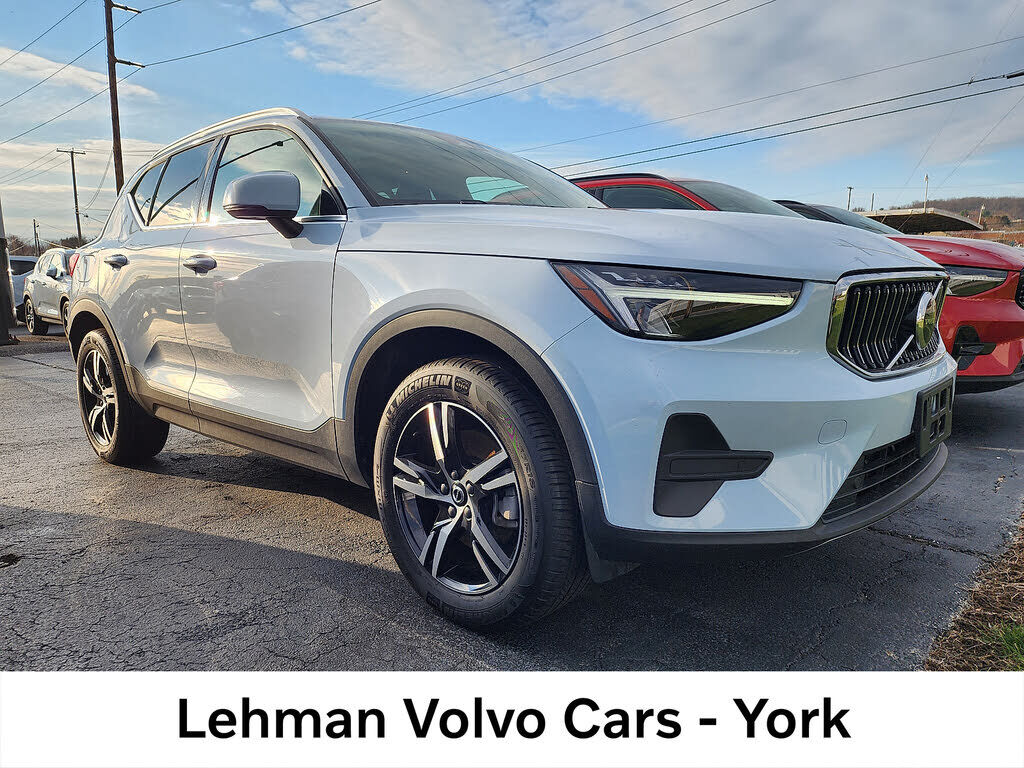 2025 VOLVO XC40