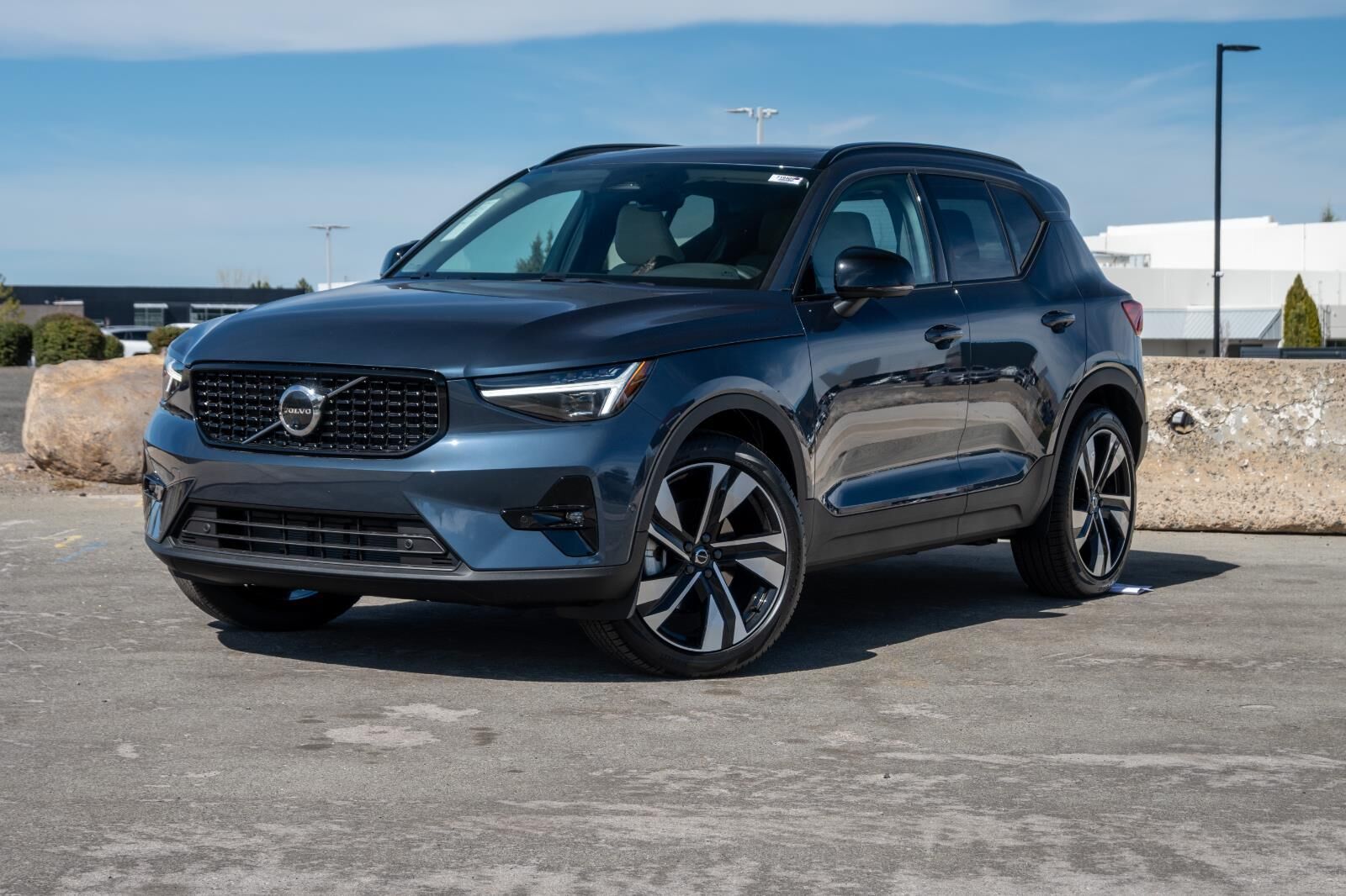 2026 VOLVO XC40