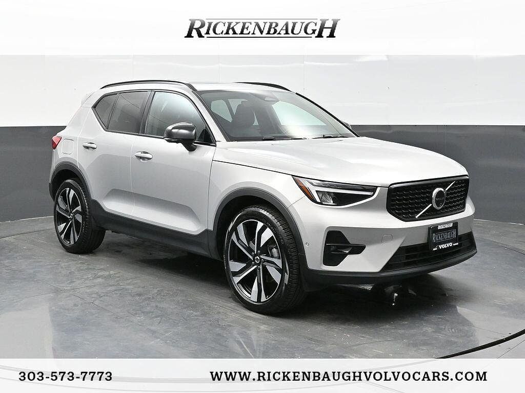 2025 VOLVO XC40