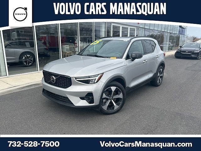 2025 VOLVO XC40