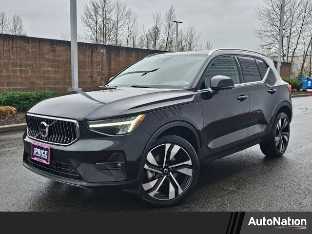 2025 VOLVO XC40