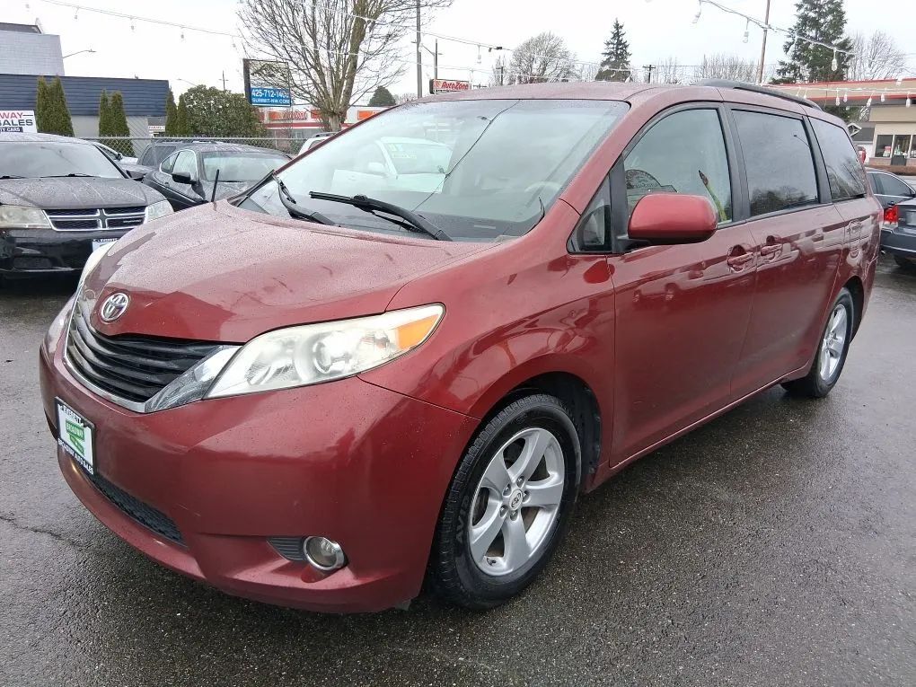 2011 TOYOTA Sienna