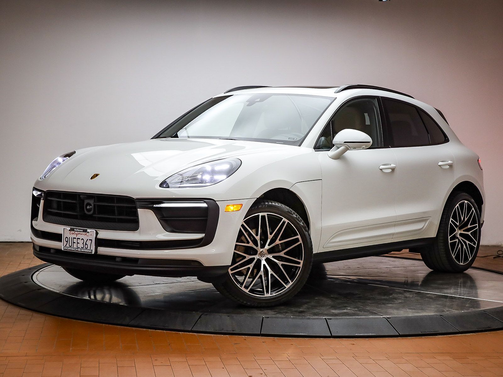 2025 PORSCHE Macan