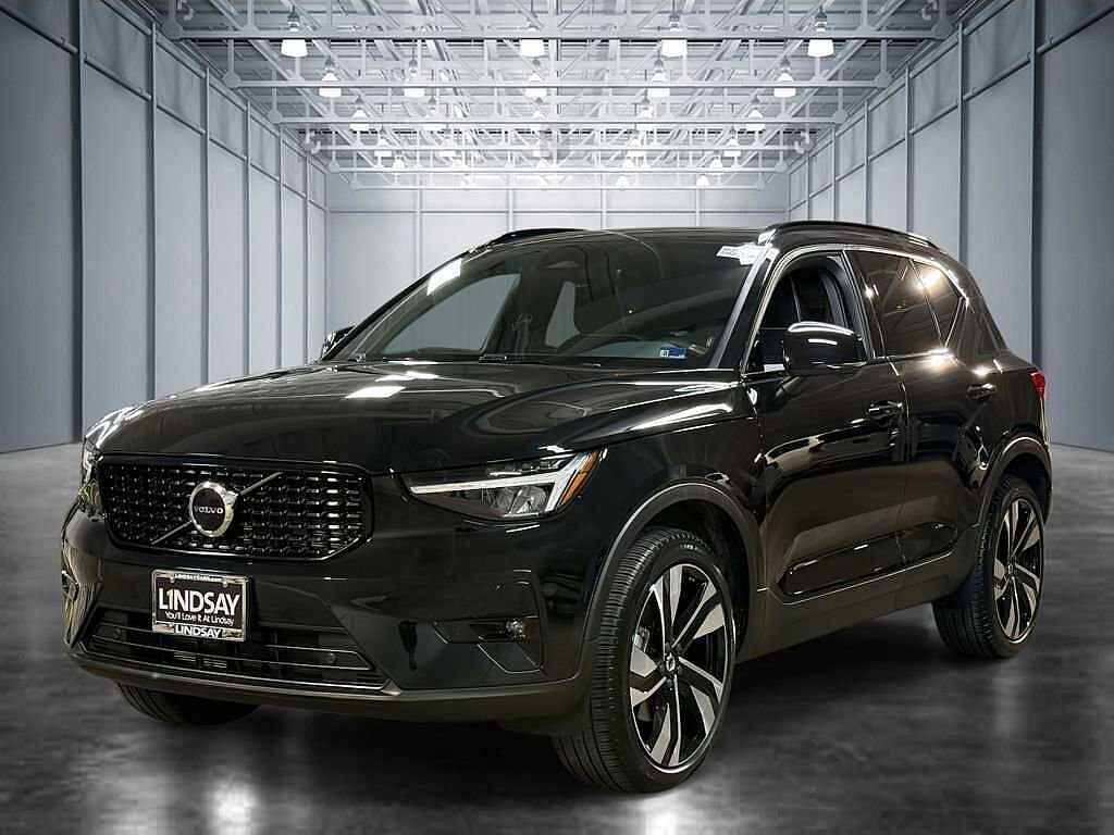 2023 VOLVO XC40