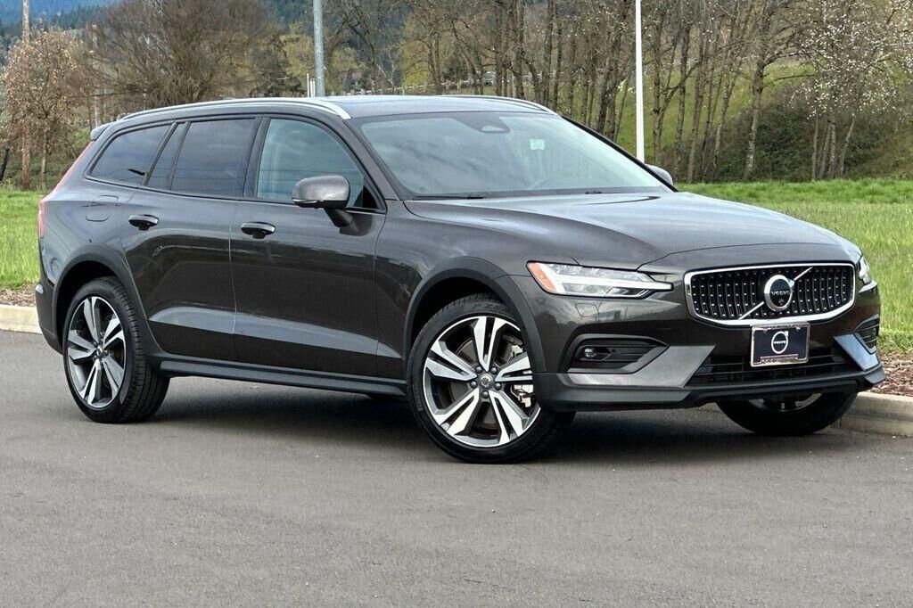 2025 VOLVO V60CC