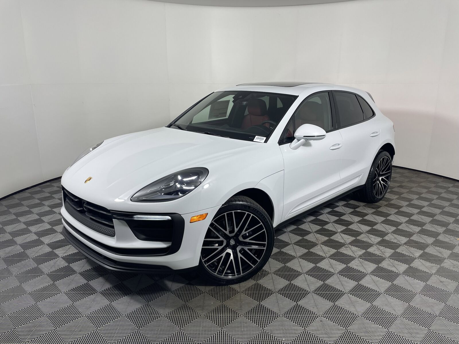 2026 PORSCHE Macan