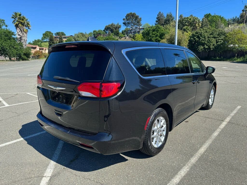 2022 CHRYSLER Voyager