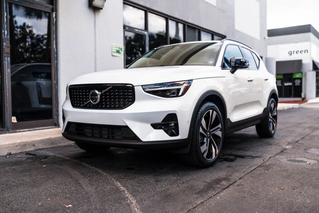 2025 VOLVO XC40
