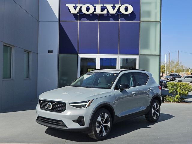 2026 VOLVO XC40