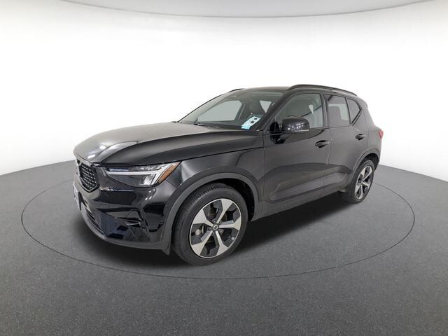 2023 VOLVO XC40