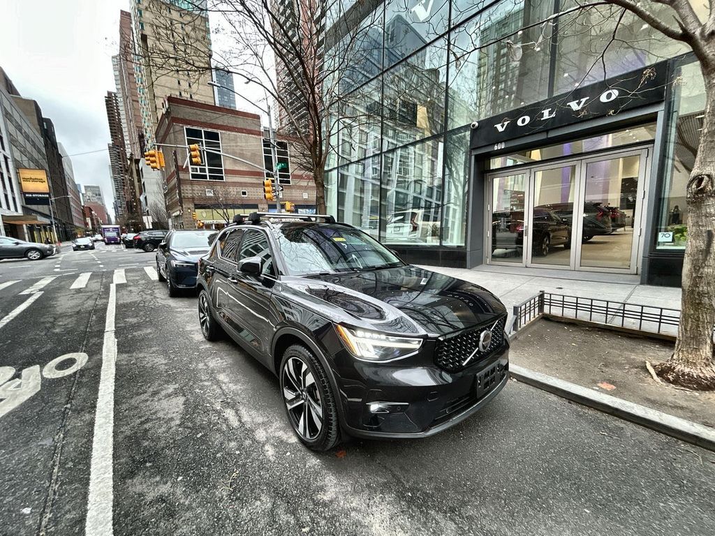 2023 VOLVO XC40