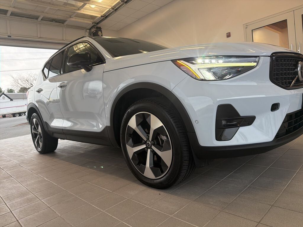 2025 VOLVO XC40
