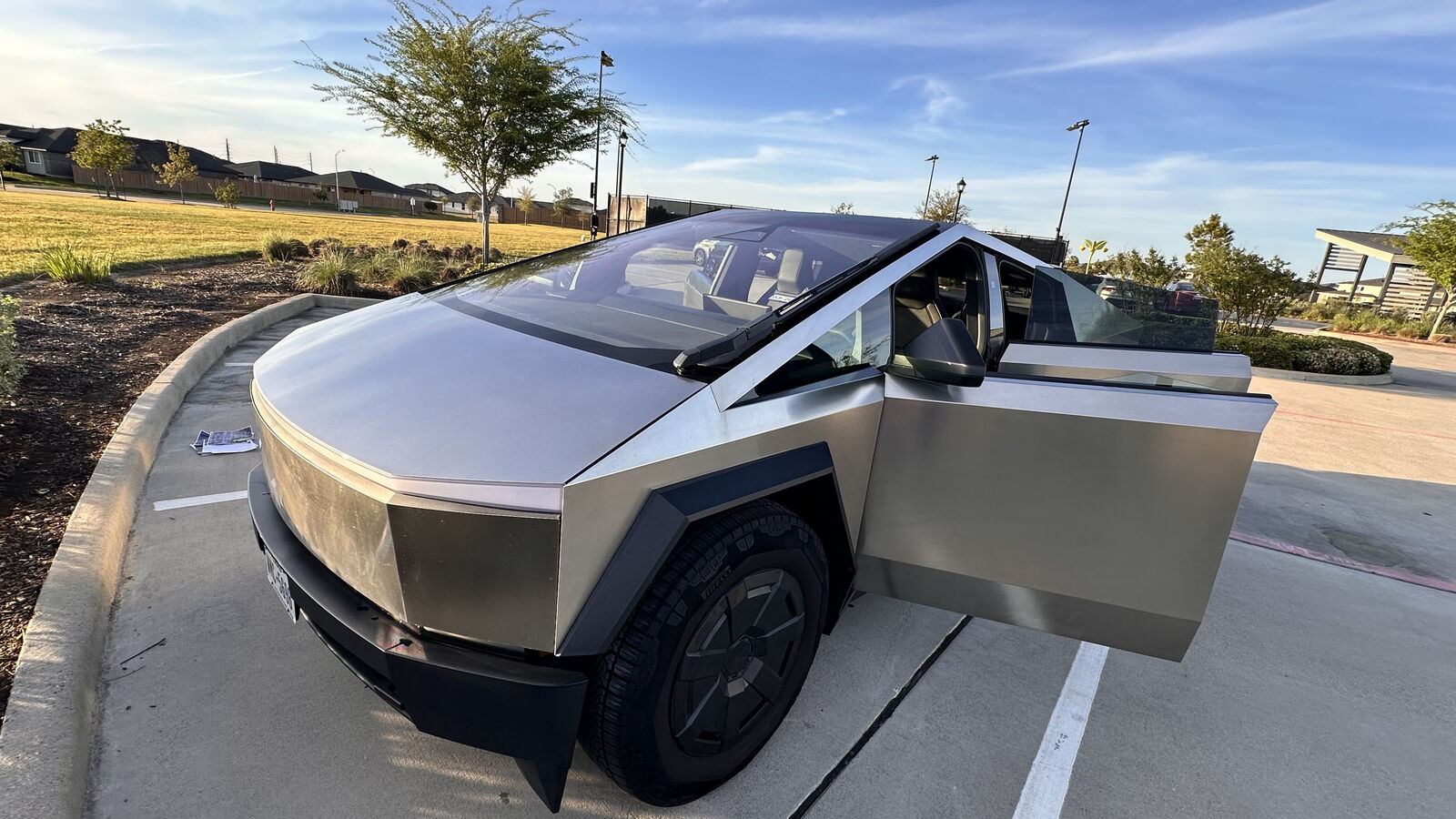2025 TESLA Cybertruck