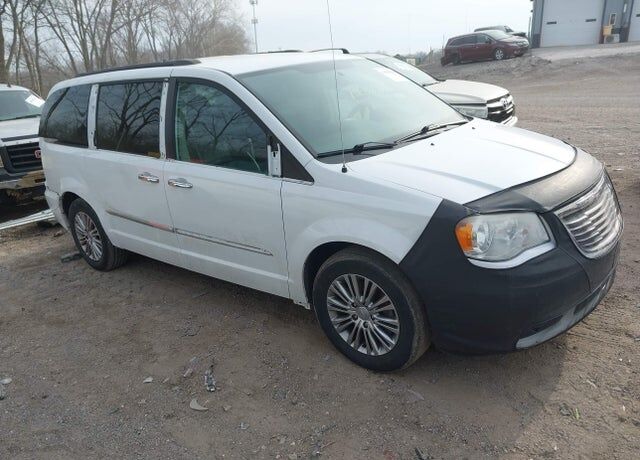 2014 CHRYSLER Town and Country