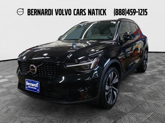 2023 VOLVO XC40