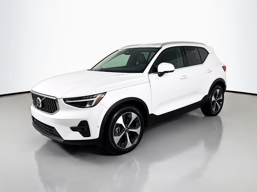 2025 VOLVO XC40