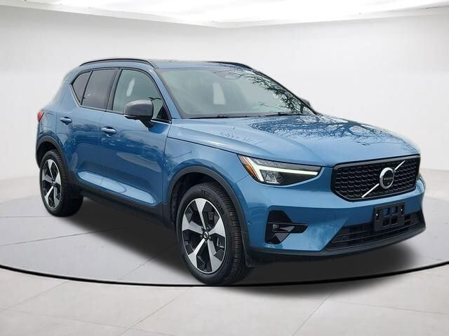 2025 VOLVO XC40