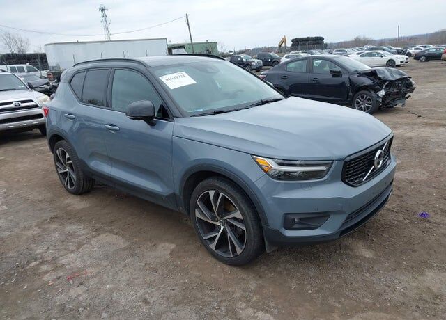 2022 VOLVO XC40