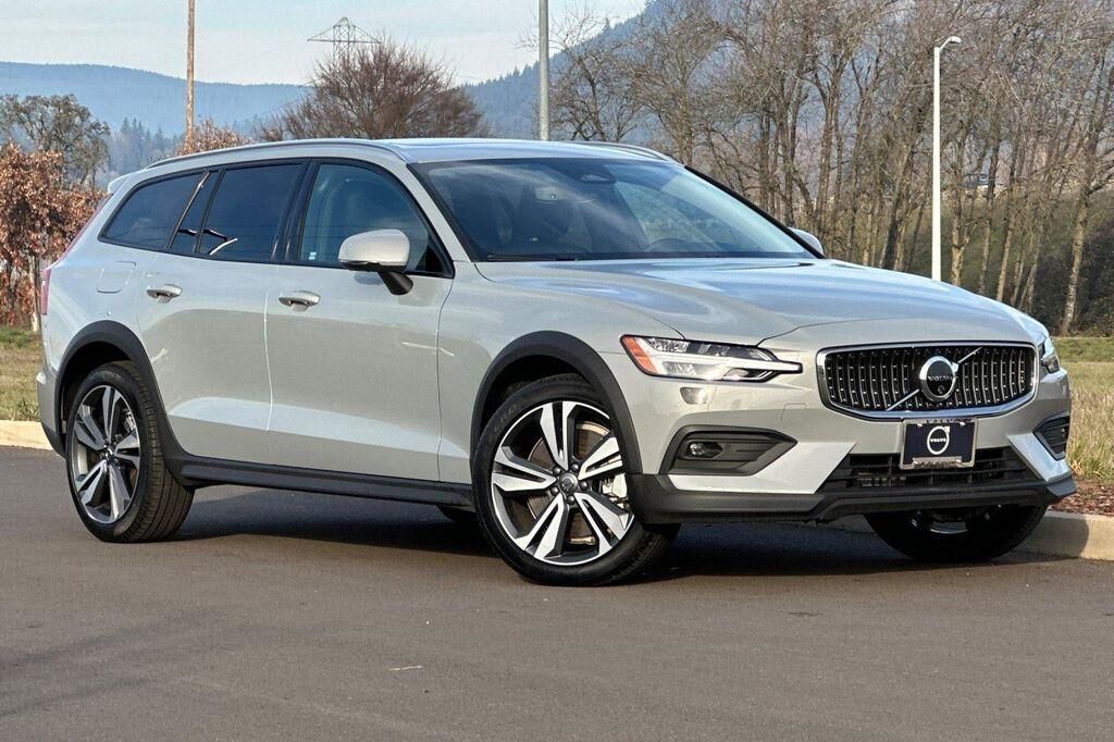 2025 VOLVO V60CC