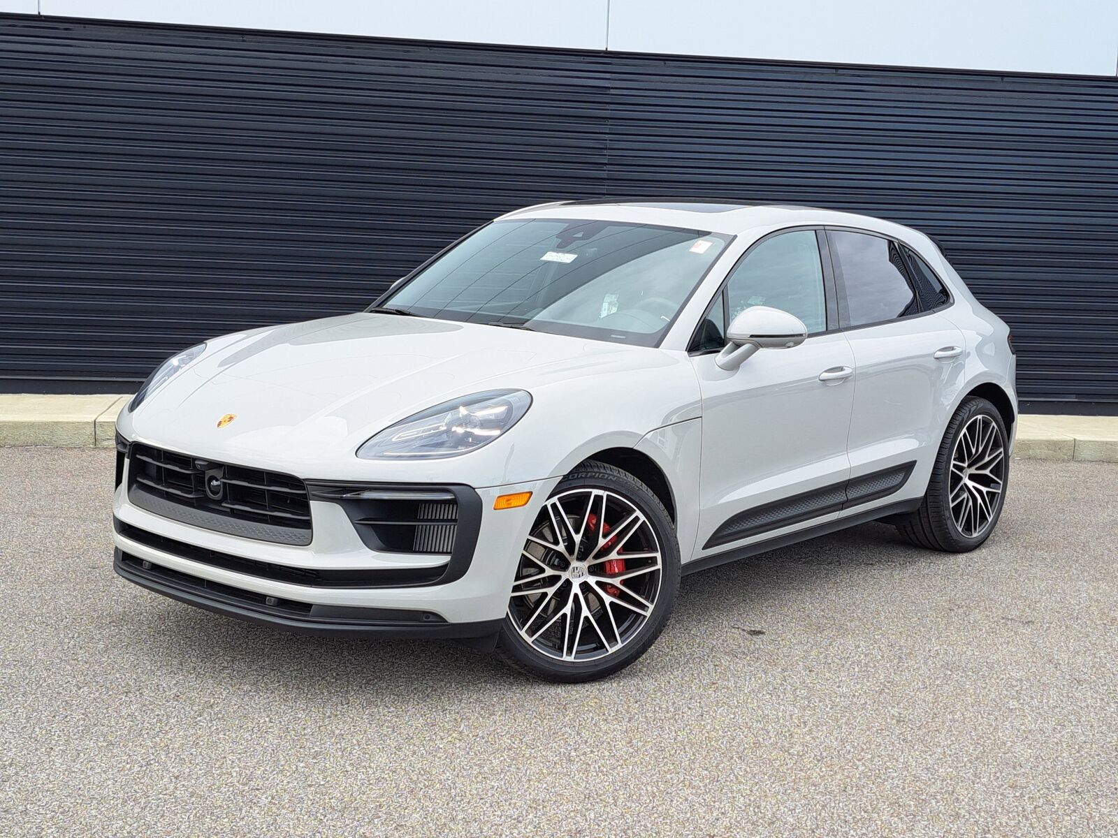 2026 PORSCHE Macan