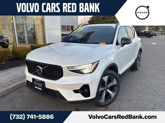 2025 VOLVO XC40