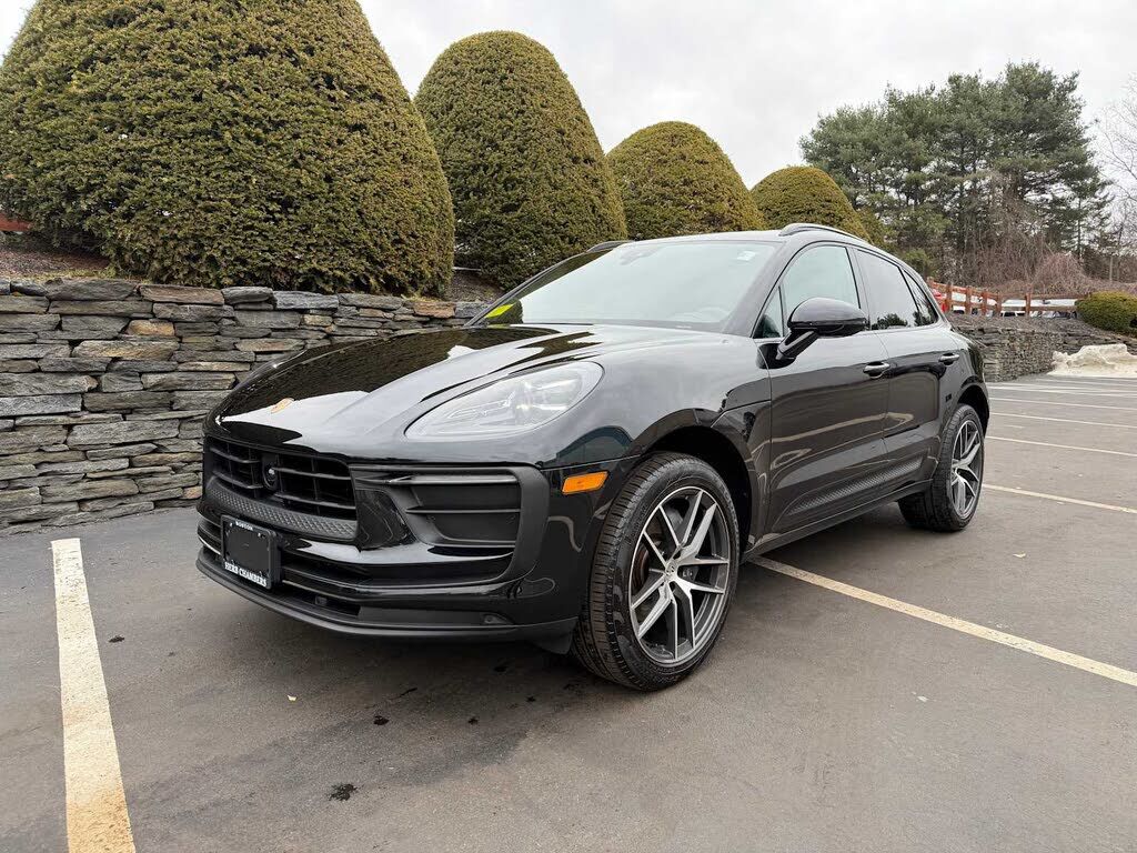 2025 PORSCHE Macan
