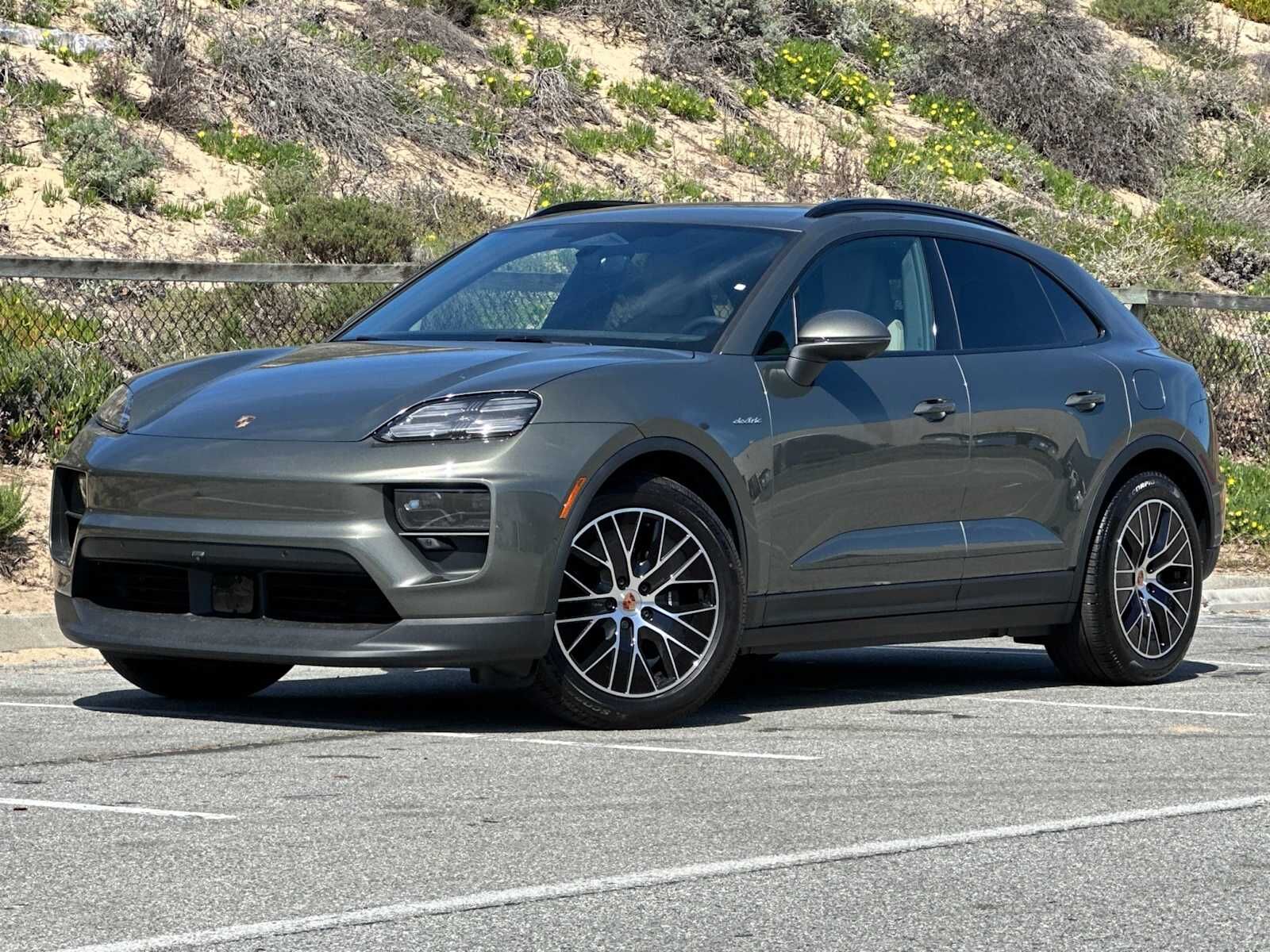 2026 PORSCHE Macan