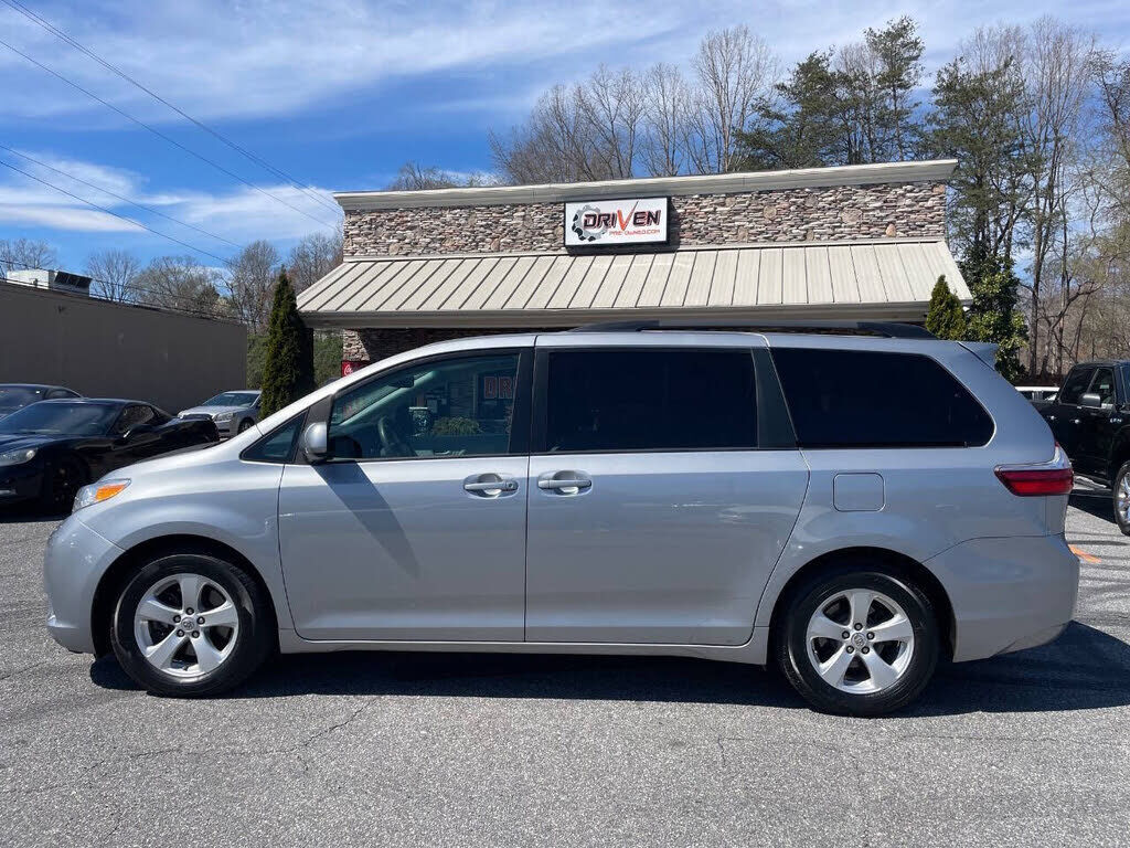 2017 TOYOTA Sienna