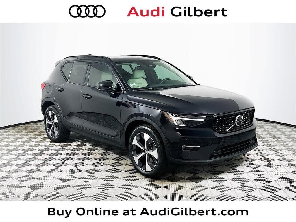 2023 VOLVO XC40