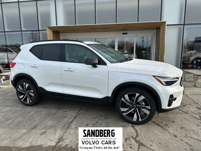 2026 VOLVO XC40