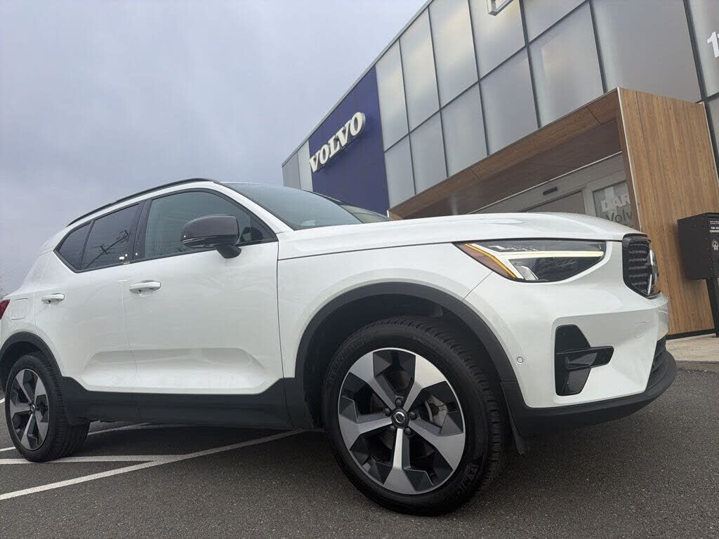 2025 VOLVO XC40