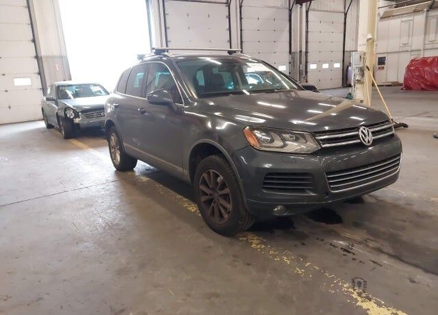 2013 VOLKSWAGEN Touareg