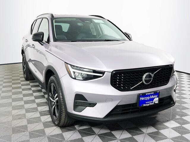 2026 VOLVO XC40
