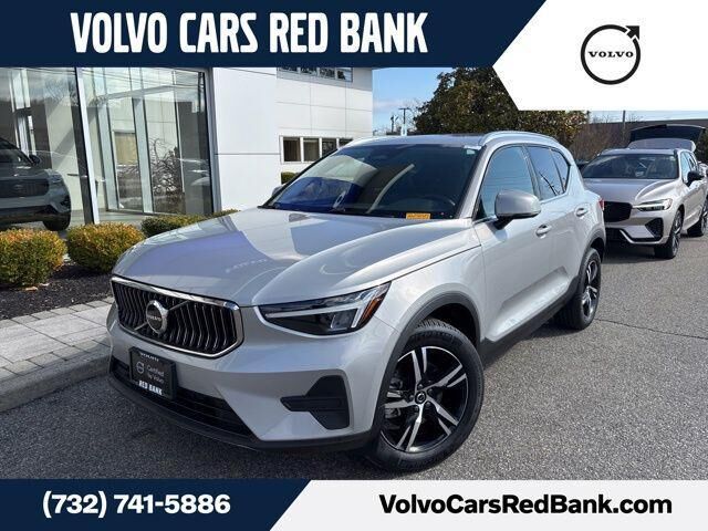 2025 VOLVO XC40