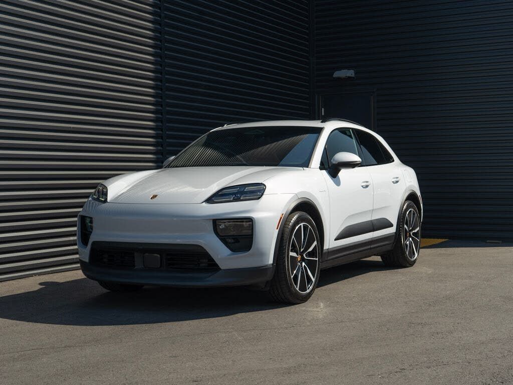 2025 PORSCHE Macan