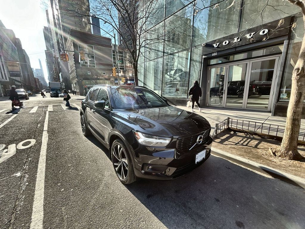 2021 VOLVO XC40