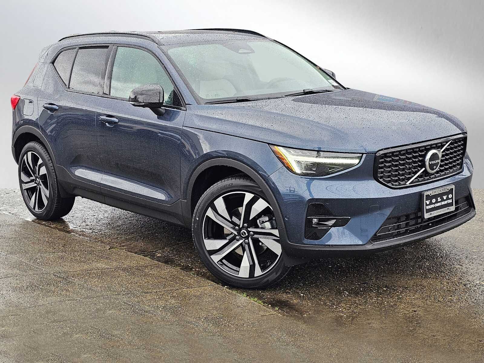 2026 VOLVO XC40
