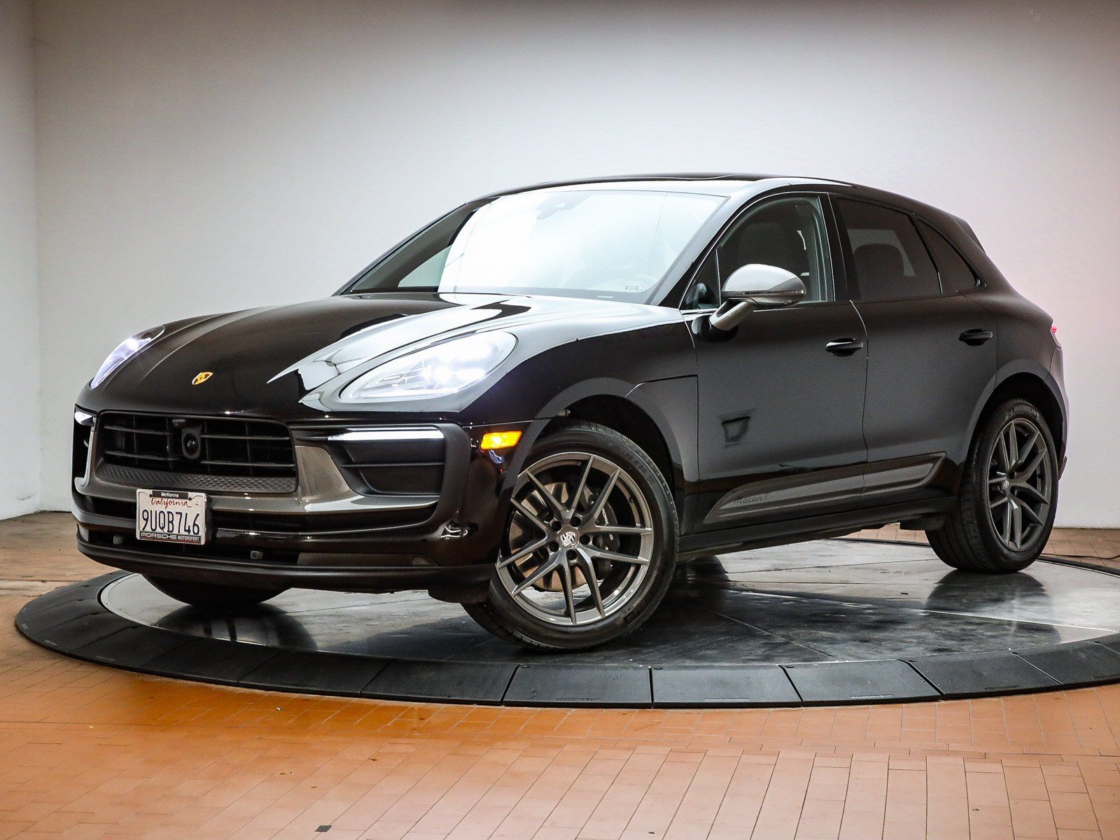 2025 PORSCHE Macan