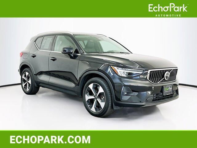 2025 VOLVO XC40