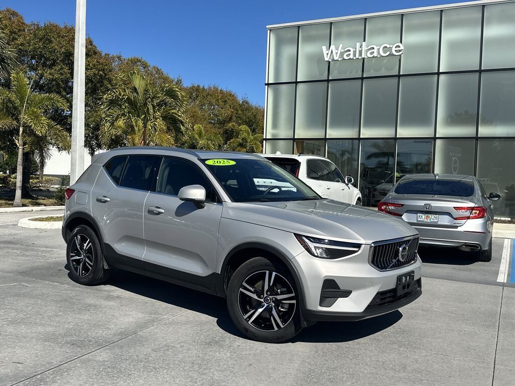 2025 VOLVO XC40