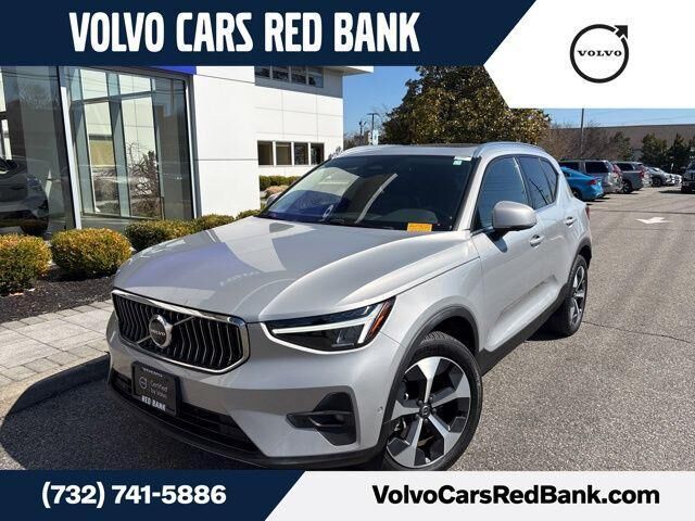 2025 VOLVO XC40