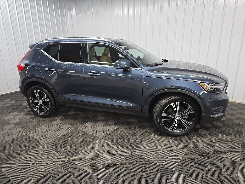 2021 VOLVO XC40